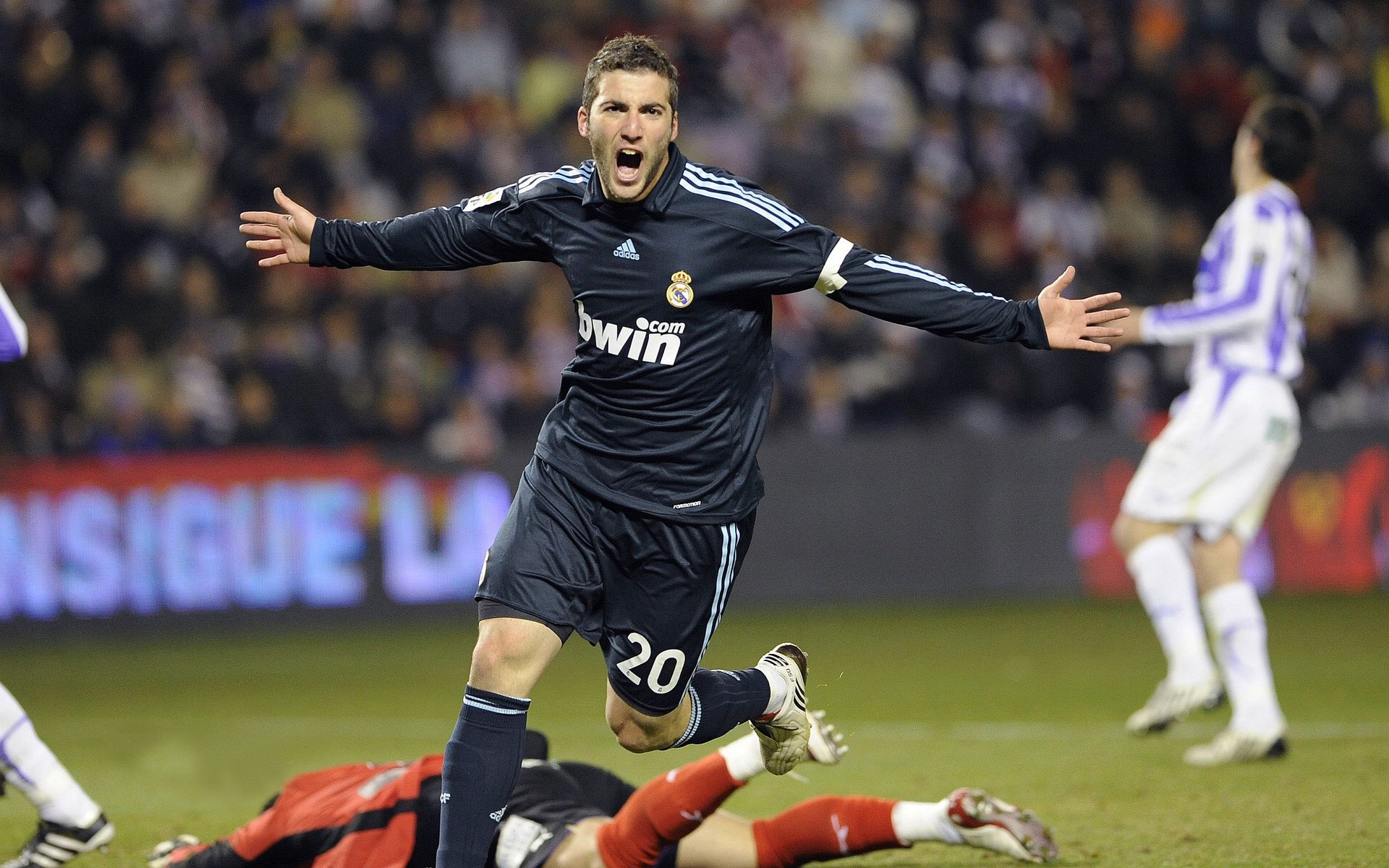 欧洲足球冠军联赛胜者已现，下轮对决备受期待，欧洲足球欧冠